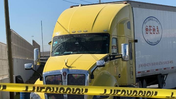 Trailero muere presuntamente de infarto mientras dormía en su unidad frente al Parque Industrial Santa María