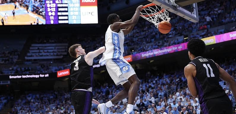 UNC abre temporada de basketball con triunfo sobre Arkansas 94