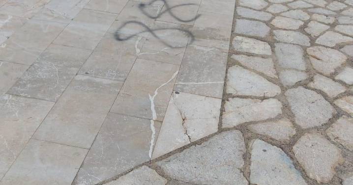 Emaya elimina las esvásticas y símbolos de Hitler del busto de Aurora Picornell