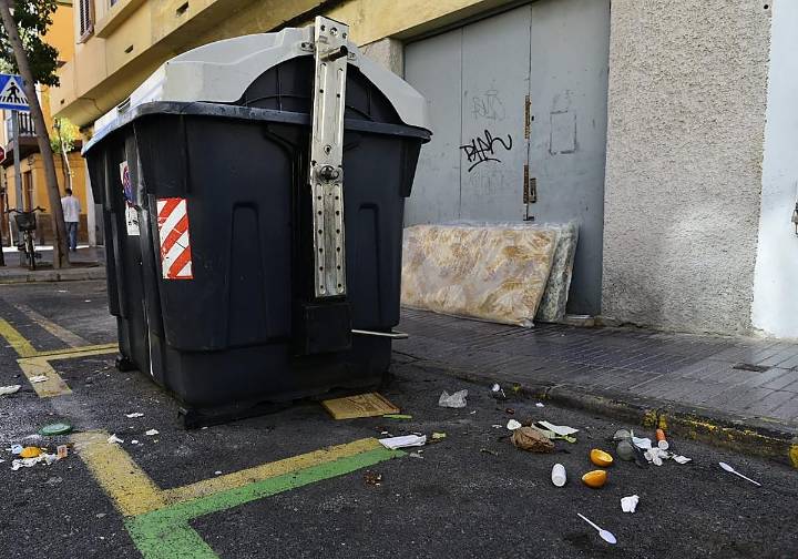 Los vecinos de Las Alcaravaneras, cansados de vivir «entre basura»