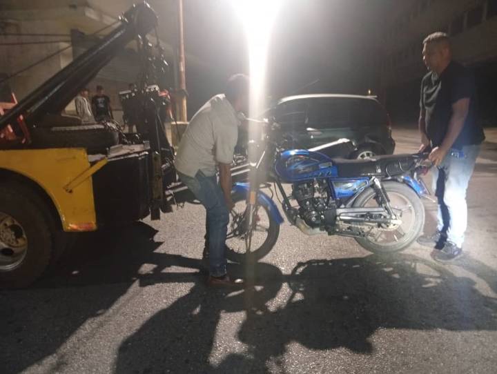 Dos heridos dejó colisión entre motos y un vehículo