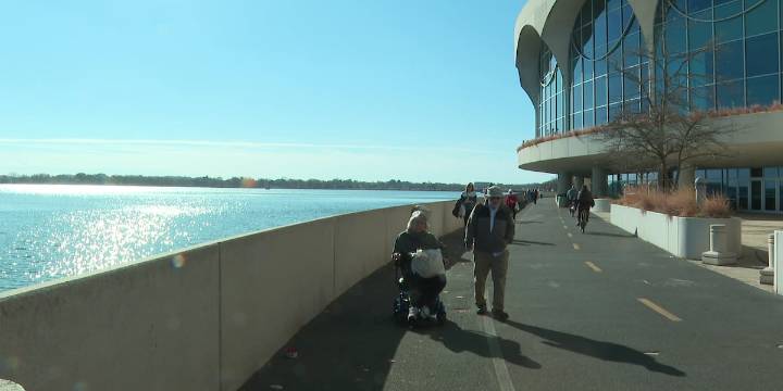 Madison residents enjoy spring-like November weather along Monona bike trail