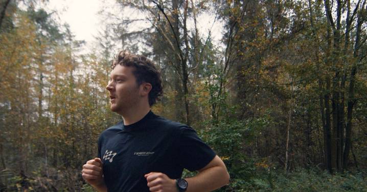 Superfit Scot runs from Buckingham Palace to Edinburgh Castle for endometriosis