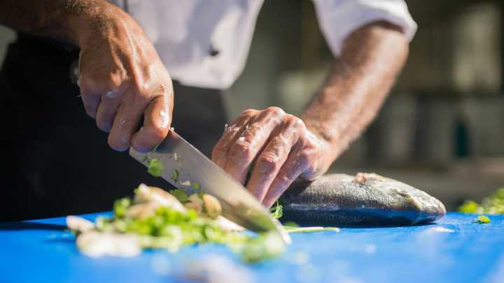 El truco desconocido para hacer desaparecer el olor a pescado de la cocina