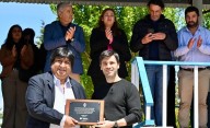 Torres presidió el acto aniversario de José de San Martín y firmó contratos para construir nuevas viviendas y ampliar las redes eléctrica y de gas