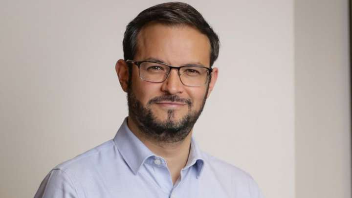 El escritor y periodista José Manuel Acevedo presentó en Bogotá su nuevo libro, 'El país en sus manos'