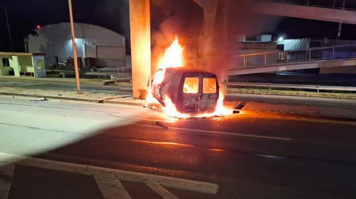 Horror en Córdoba: un hombre chocó contra una columna, su auto se incendió y murió calcinado