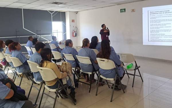 Capacitan a trabajadores para prevenir alcoholismo