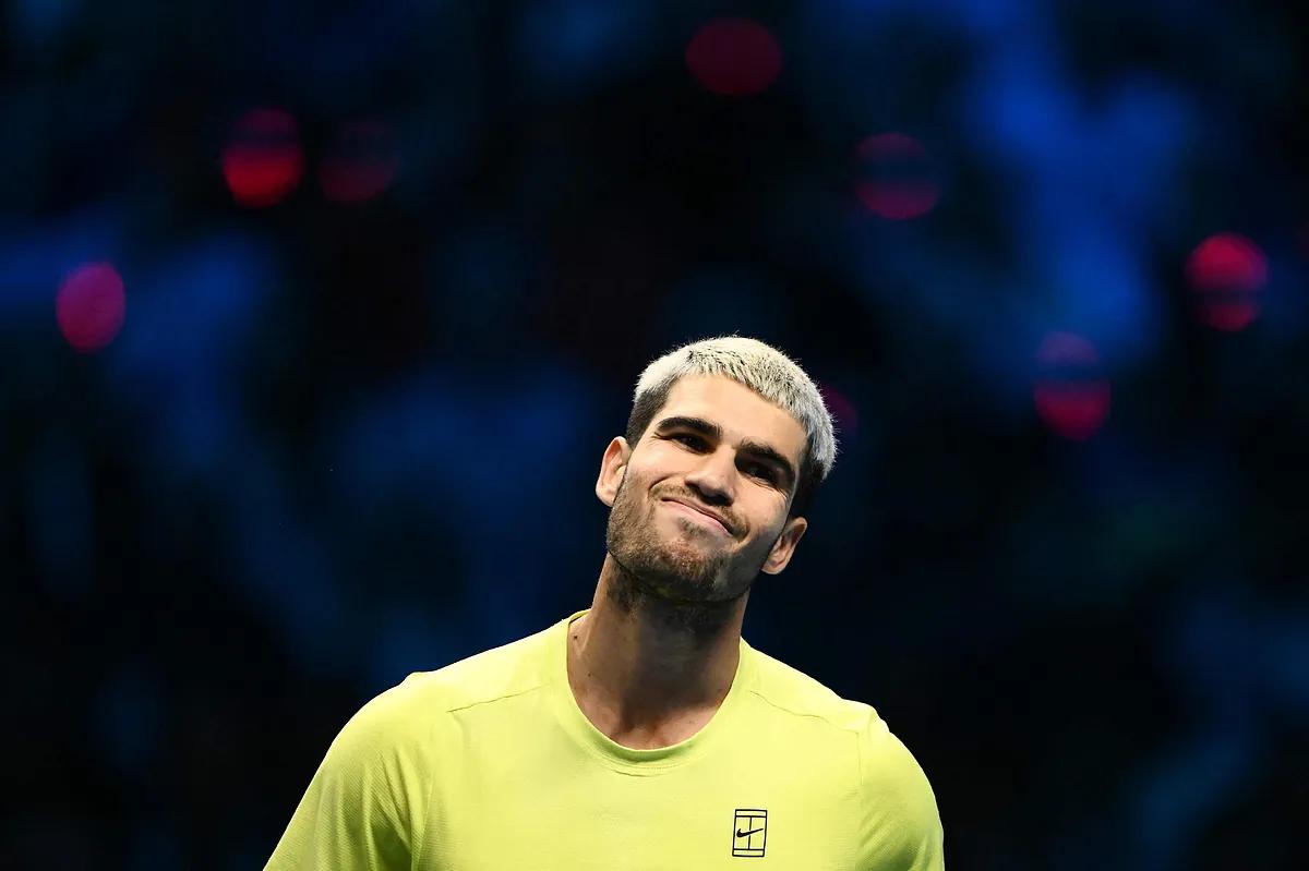 Sinner desconcierta a Alcaraz, le derrota por segunda vez este año y se lleva las ATP Finals