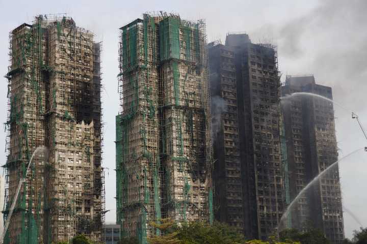 Aumentan a 83 los muertos de los incendios en edificios departamentales en Hong Kong