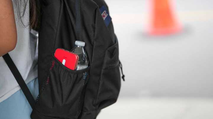 Kansas may pass a ban on cell phones in schools in 2026