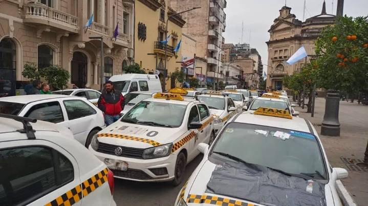 En medio del paro de colectivos, ahora los taxistas tucumanos analizan medidas de fuerza