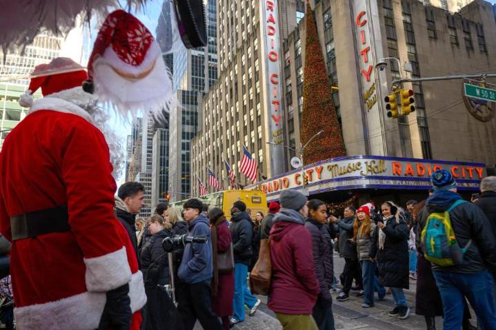 Bankrate’s 2025 holiday spending report