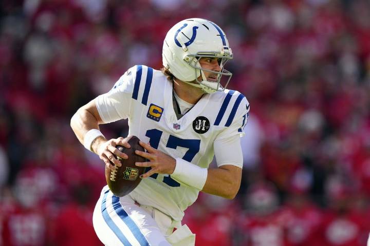 Deadspin | Colts QB Daniel Jones limited with fibula injury