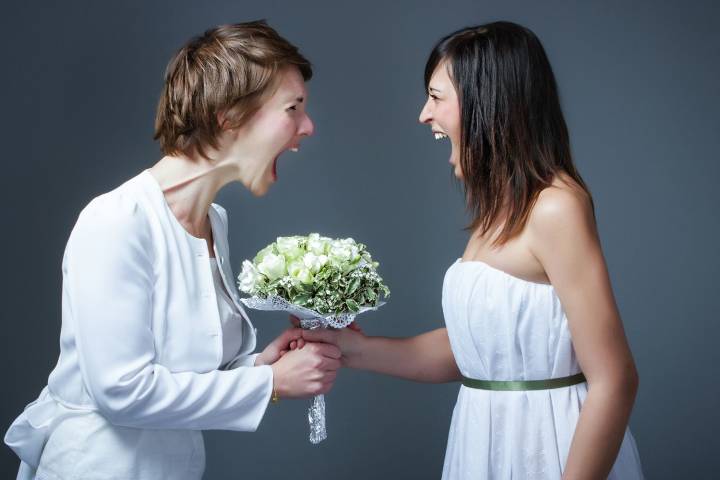 Woman Agreed to Edit Sister's Wedding Photos, She Deleted Them After Fight