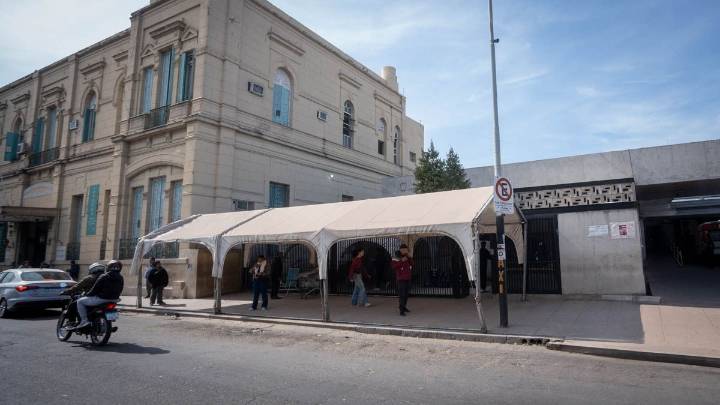 Un motociclista resultó herido tras un accidente entre un auto y una moto en Avenida Peñaloza