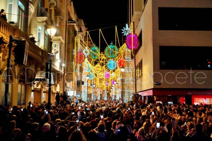 Impresionante el gran número de personas que asistieron al encendido de las luces de Navidad de Albacete