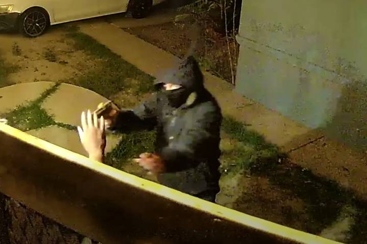 Video: Buscan a hombre por robo agravado en El Paso