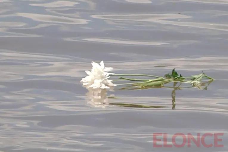 El Paraná Rowing Club homenajeó a sus socios fallecidos arrojando flores al río