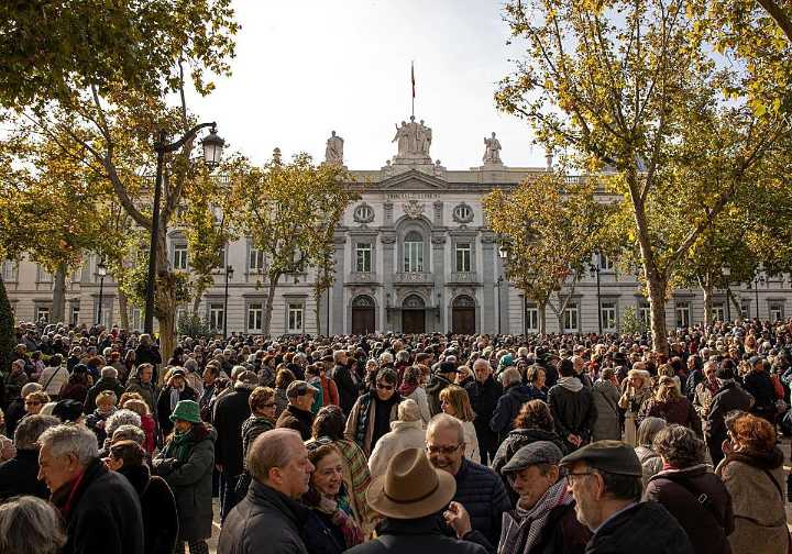 Centenares de personas se concentran frente al Supremo para defender la inocencia del fiscal general