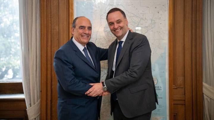 Transición en el Gobierno nacional: Manuel Adorni se reunió con Guillermo Francos en la Casa Rosada