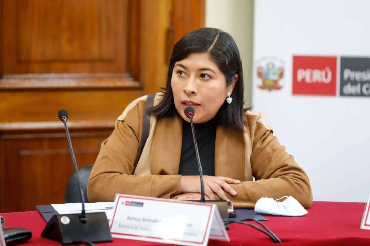 Perú gira orden de arresto contra Betssy Chávez, asilada en la Embajada de México