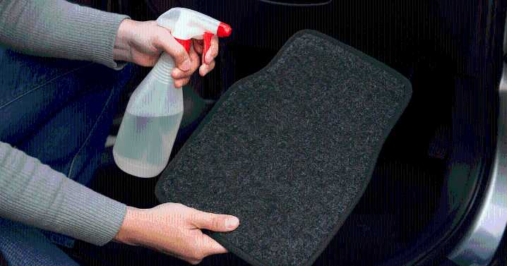 Por qué deberías rociar vinagre en las alfombras del auto: el truco casero que sorprende por su eficacia