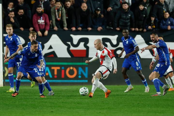 El Rayo tira de épica y remonta en el descuento ante el Lech Poznan