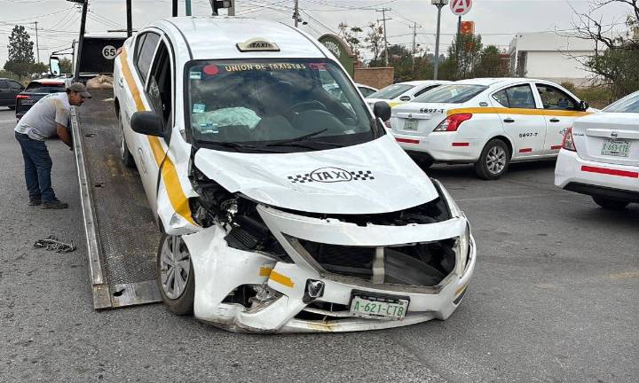 No llegó a su destino: taxista quita paso a camioneta y deja a pasajero lesionado en Saltillo