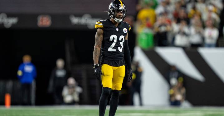 Darius Slay leaves game vs. Colts with injury