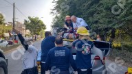 Motociclista “aterriza” sobre toldo de camioneta en avenida de Puerto Vallarta