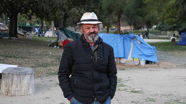 El frío golpea al Parque Bruil: “Aquí, entre colchones y lonas, dormimos 25 personas cada noche”