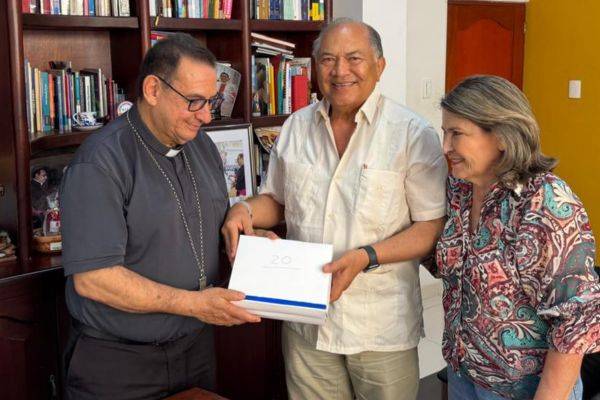 Guajiro entrega donativo para construcción del templo de Santa Rita de Casia en Monguí