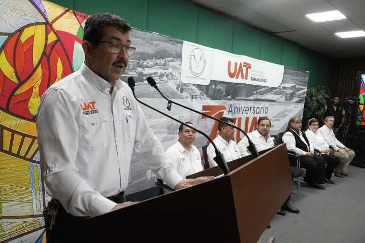 UAT y Secretaría de Educación entregan más de 8 000 becas a universitarios