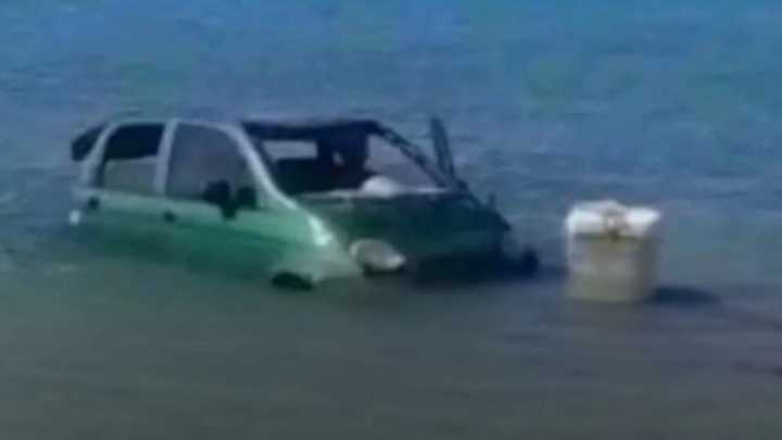 Matiz cayó al mar en el Muelle de Playa Valdéz