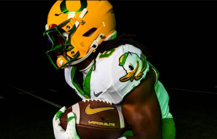 No. 6 Ducks reveal uniform combination for Saturday at Washington