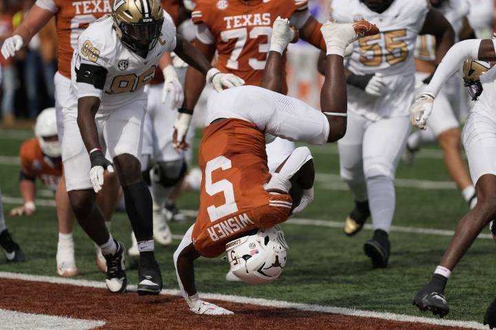 Deadspin | Arch Manning stokes No. 20 Texas to big lead, win against No. 9 Vanderbilt