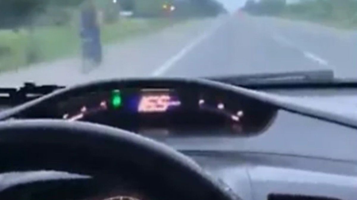 Suspenden a un automovilista por filmarse a más de 170 km/h con su hijo en el auto