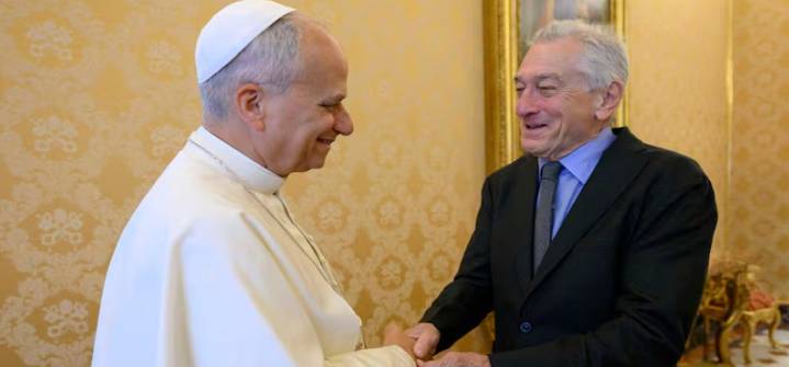 El papa saluda al actor Robert De Niro en el Vaticano