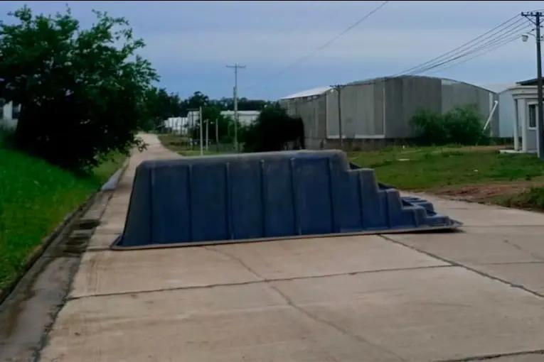 Una pileta de fibra de vidrio voló por el temporal y quedó en plena calle