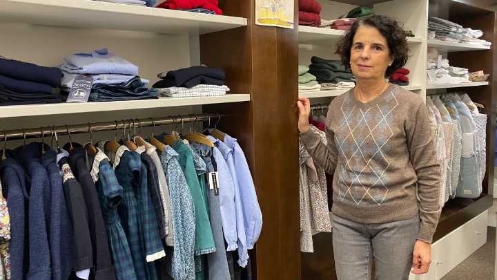 La tienda de Oviedo que lleva 50 años vistiendo a los más pequeños de la casa: «Mis clientes son muy fieles»