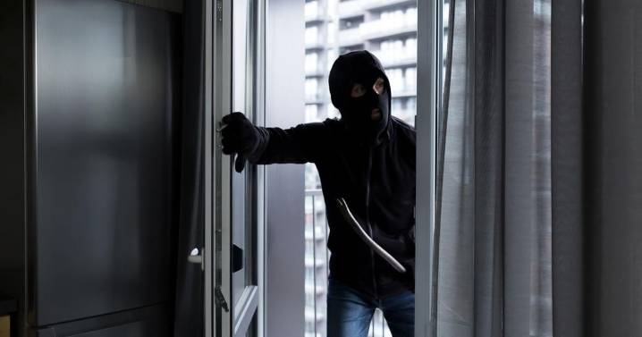 Mañana de terror: Ladrones encierran a familia en habitación para robarles