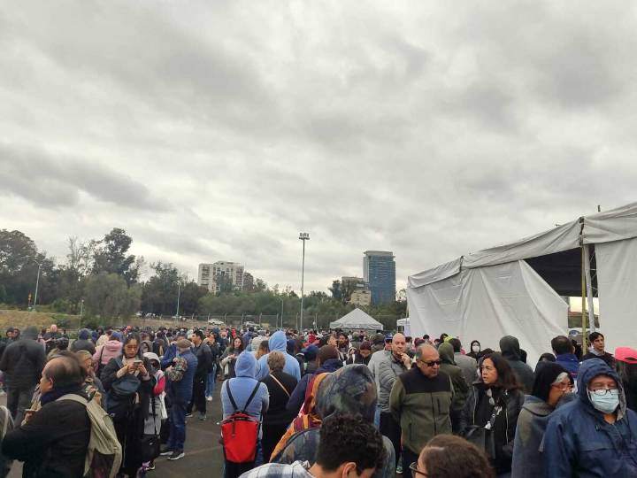 Con frío y hasta seis horas formados, inicia mega jornada de vacunación de la UNAM en CdMx