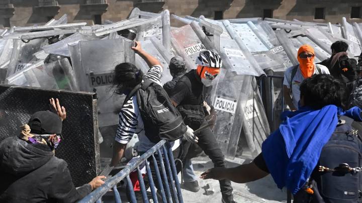 Marcha de la generación Z contra Sheinbaum genera desordenes y enfrentamientos en el Zócalo de México