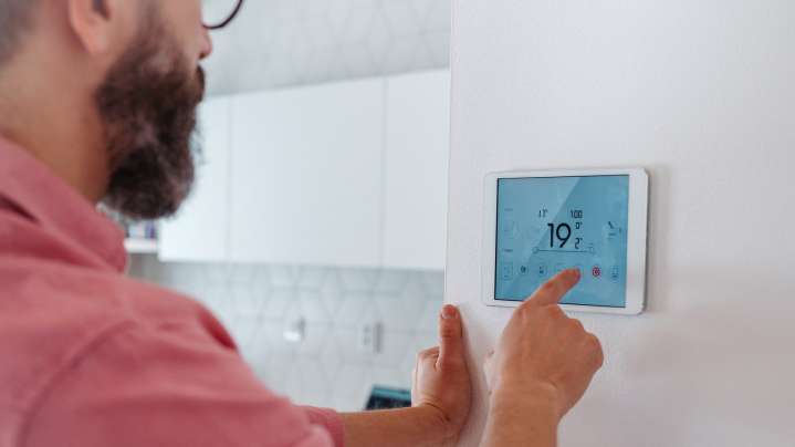 How To Choose The Right Programmable Thermostat To Help Save On Heating Costs