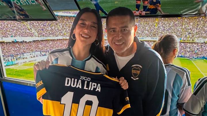 Dua Lipa vibró con el superclásico en la Bombonera y sorprendió con su fanatismo argentino