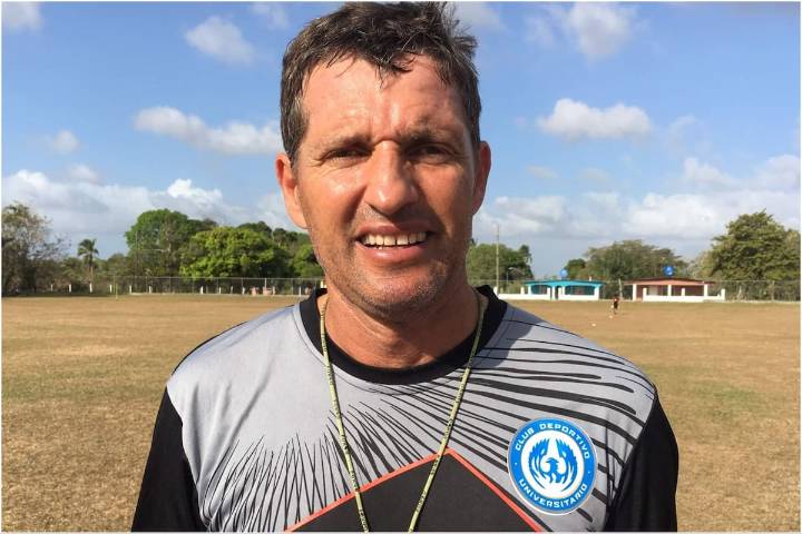 Es argentino, vive en Angola y cuenta la expectativa que se vive por la llegada de Messi