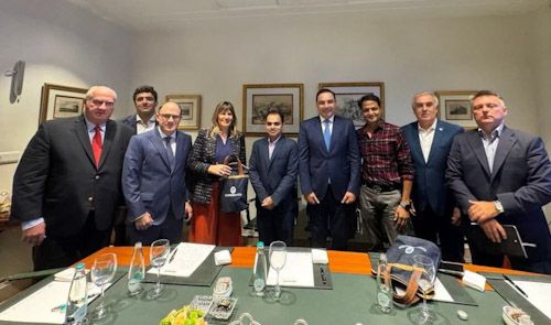 En Nueva Delhi, Valdés expuso el potencial maderero de Corrientes