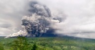 Erupción repentina del volcán Semeru en Indonesia desata alerta máxima y provoca evacuaciones
