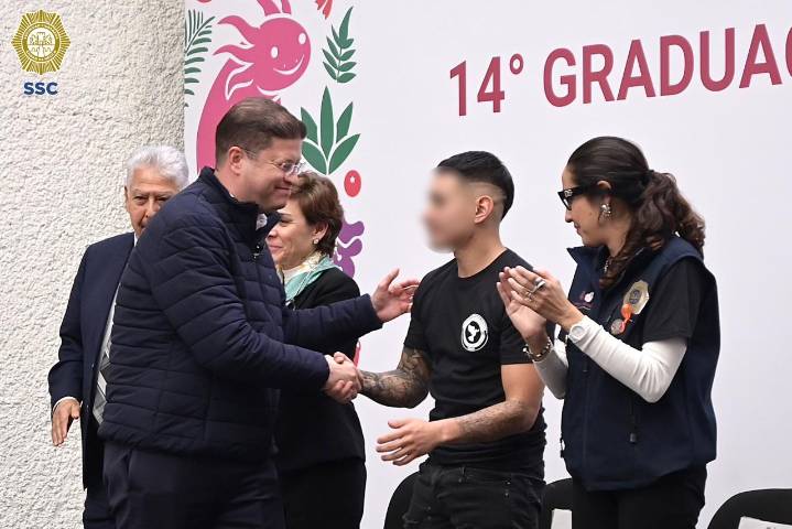 Reconocen a jóvenes que concluyeron programa de reinserción en CDMX